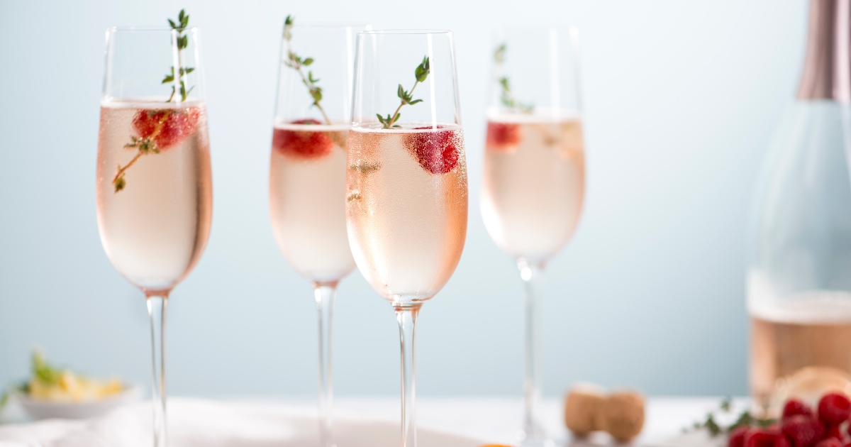 Drinks com champagne e frutas