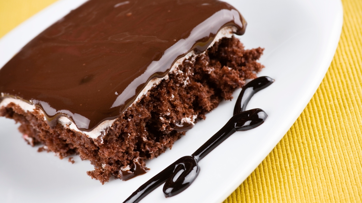 bolo de laranja com cobertura de chocolate