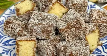 Bolo de baunilha com cobertura de prestígio