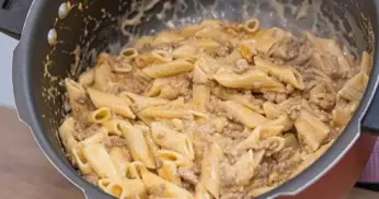 Macarrão cremoso na panela de pressão