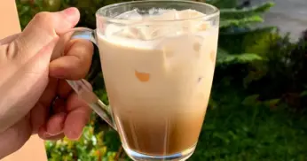 Bebida de Café Com Leite Condensado e Cravo