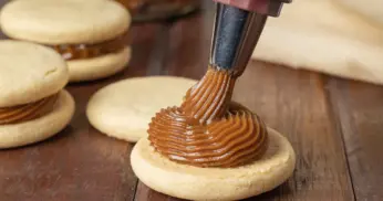 Biscoitos de Natal Recheados com Doce de Leite