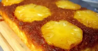 Bolo de abacaxi caramelizado para o natal