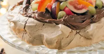 Merengue de Chocolate com Frutas de Estação