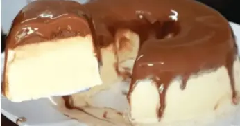 Pudim de Sorvete com Calda de Chocolate