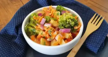 Salada colorida de brócolis