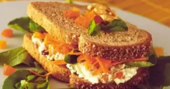 Sanduíche natural de damasco e nozes