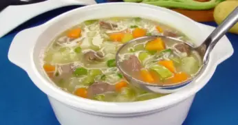 Sopa de macarrão e legumes