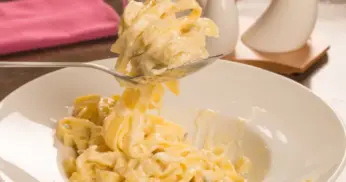 Talharim ao molho de três queijos