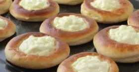 Receita de Mini Esfirra com Queijo Cottage