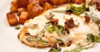 Receita de Peito de Frango ao Molho de Creme de Tomate Seco e Manjericão