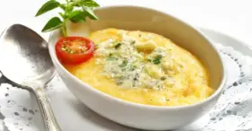 Receita de Polenta Cremosa com Queijo Roquefort