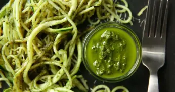 Receita de Espaguete de Abobrinha com Molho Pesto