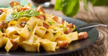 Receita de Fettuccine com Bacon e Manjericão