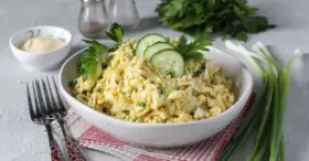 Receita de Salada de Frango com Couve Chinesa, Pepino, Ovos Cozidos e Queijo