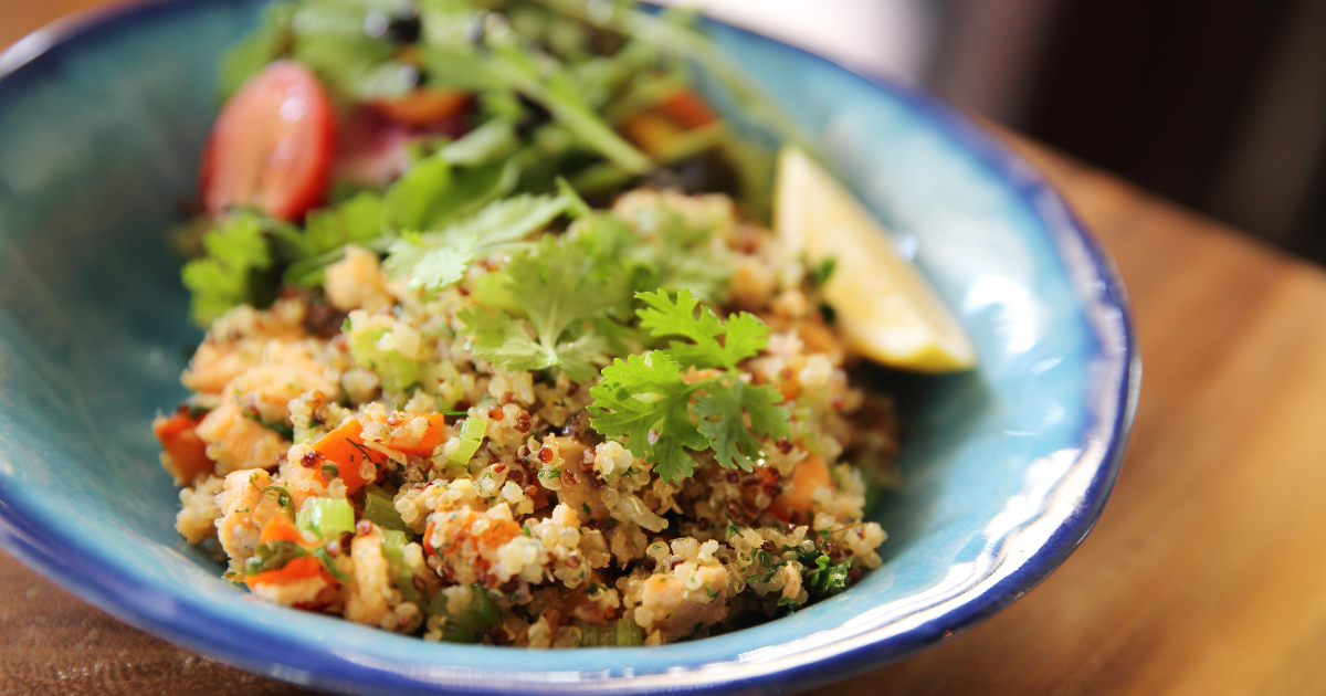 Salada mediterrânea de quinoa