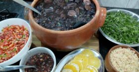 Aprenda a Fazer Uma Feijoada Deliciosa e Completa Para Complementar Seu Almoço ou Jantar