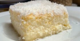 Bolo Gelado de Coco: Vegano, Fofinho e Com Gosto de Infância