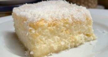 Bolo Gelado de Coco: Vegano, Fofinho e Com Gosto de Infância