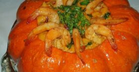 Delícia Dourada: Camarão na Moranga com Toque Especial