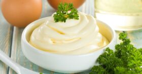 Maionese Cremosa com Gordura de Coco e Ovos Cozidos