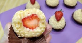 Uma Explosão de Sabor: Delícia Celestial de Brigadeirão Branco com Morangos