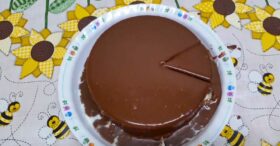 Surpreenda-se com Este Bolo Sem Forno, Sem Ovo e Sem Trigo de 3 Minutos!