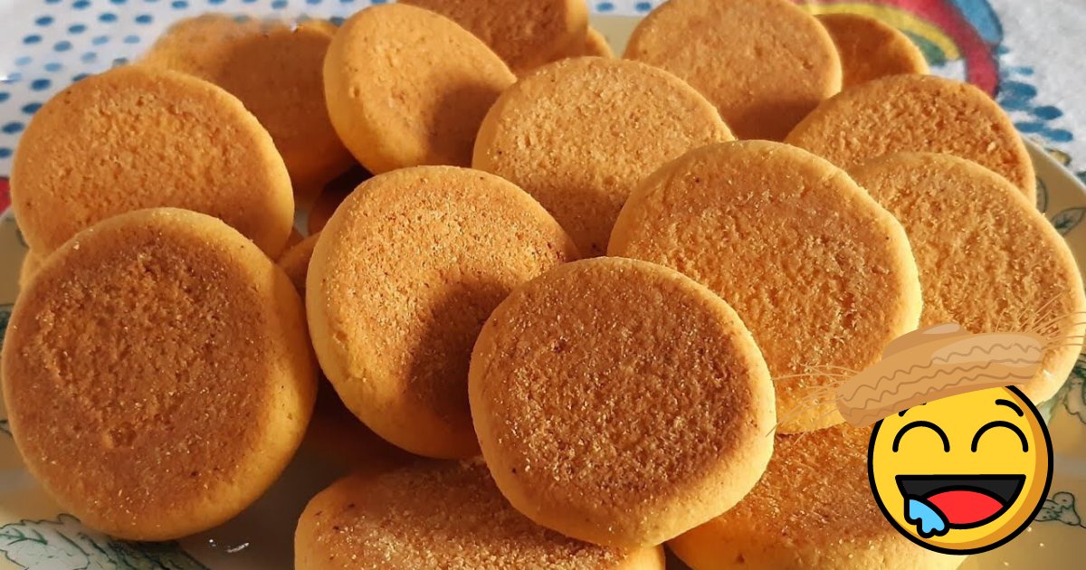 Bolachas de fubá prontas em uma assadeira.