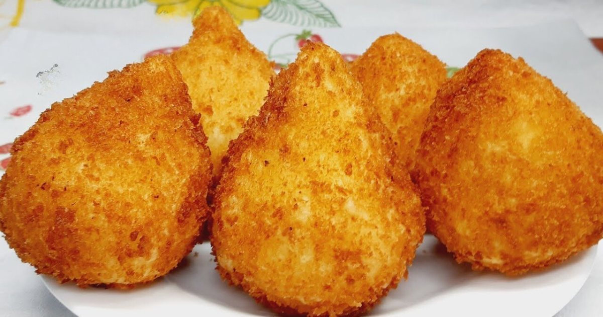 Coxinhas sem glúten douradas e crocantes, prontas para serem servidas.