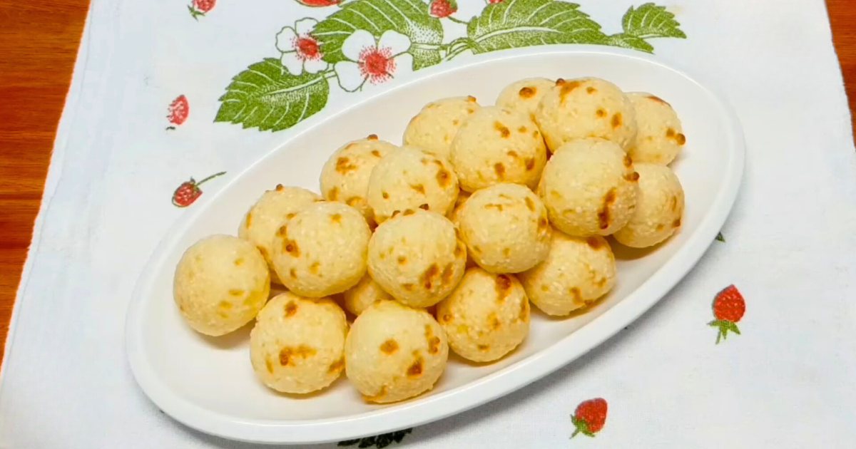 Pãezinhos de tapioca sem glúten crocantes e macios.