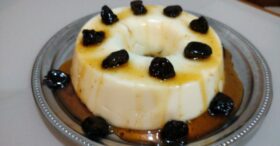 Manjar de Coco com Calda de Ameixa: A Sobremesa Ideal para Impressionar