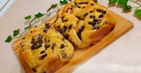 Rosca de Festa: Simples, Deliciosa e Recheada com Frutas Cristalizadas e Uva Passa