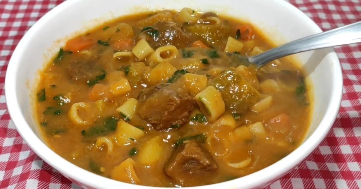 Sopa Confortante Macarrão, Carne e Legumes com Toque de Temperos Caseiros