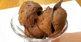 Sorvete de Chocolate e Abacate Low Carb para se Refrescar do Calor Sem Culpa