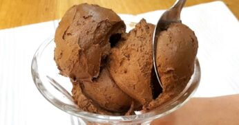 Sorvete de Chocolate e Abacate Low Carb para se Refrescar do Calor Sem Culpa