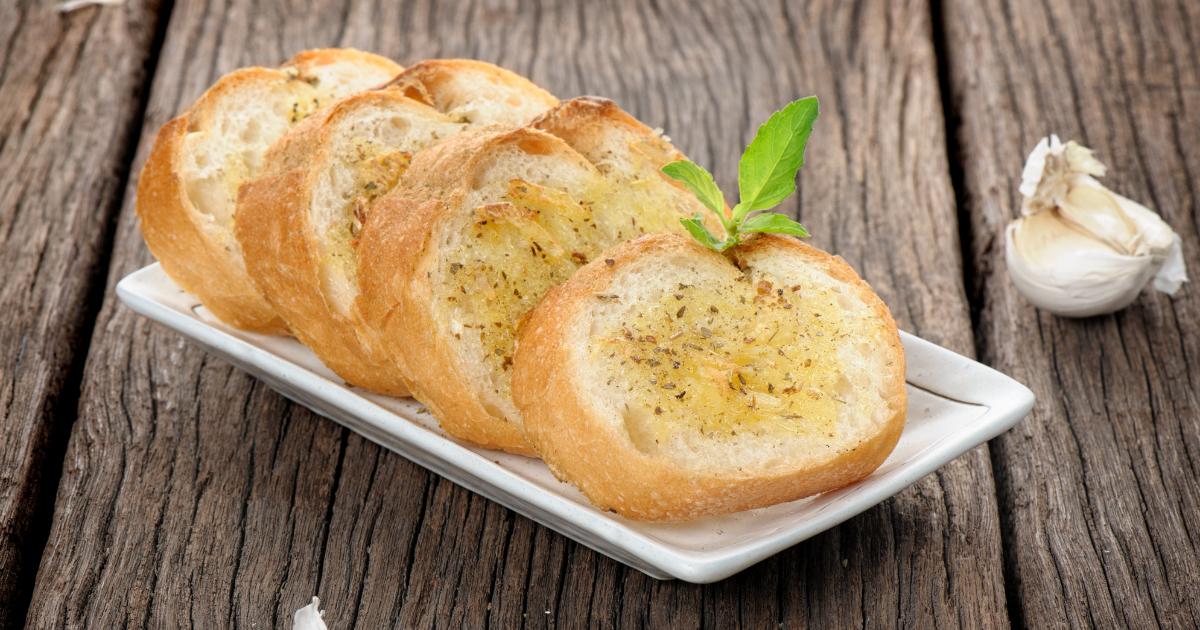 Torrada de Alho com Pão Amanhecido Receita Simples e Saborosa