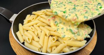 Torta de Omelete na Frigideira com Macarrão Penne e Queijo