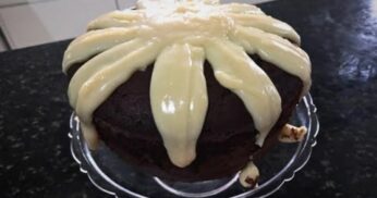 Bolo de Chocolate Com Cobertura de Brigadeiro Branco