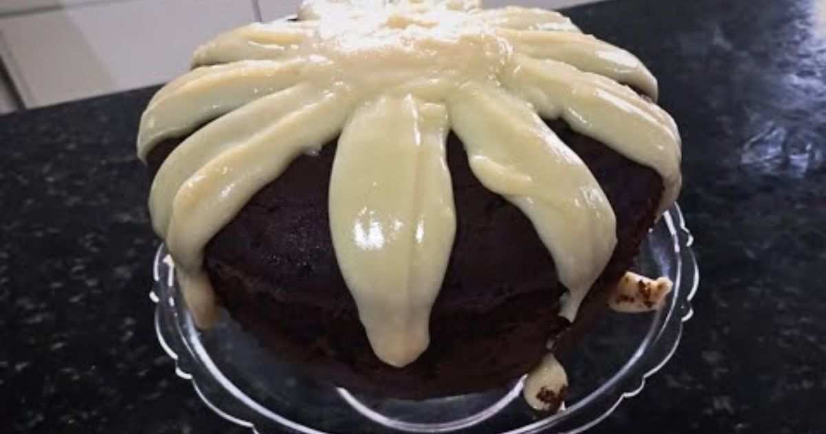 Bolo de Chocolate Com Cobertura de Brigadeiro Branco