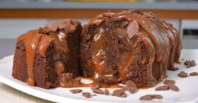 Bolo de Chocolate com Caramelo Salgado: Uma Receita com Surpresa Que Vai Deixar Todos Impressionados!