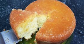 Delícia de Laranja: Bolo Fofo com Calda Cítrica e Toque de Arroz