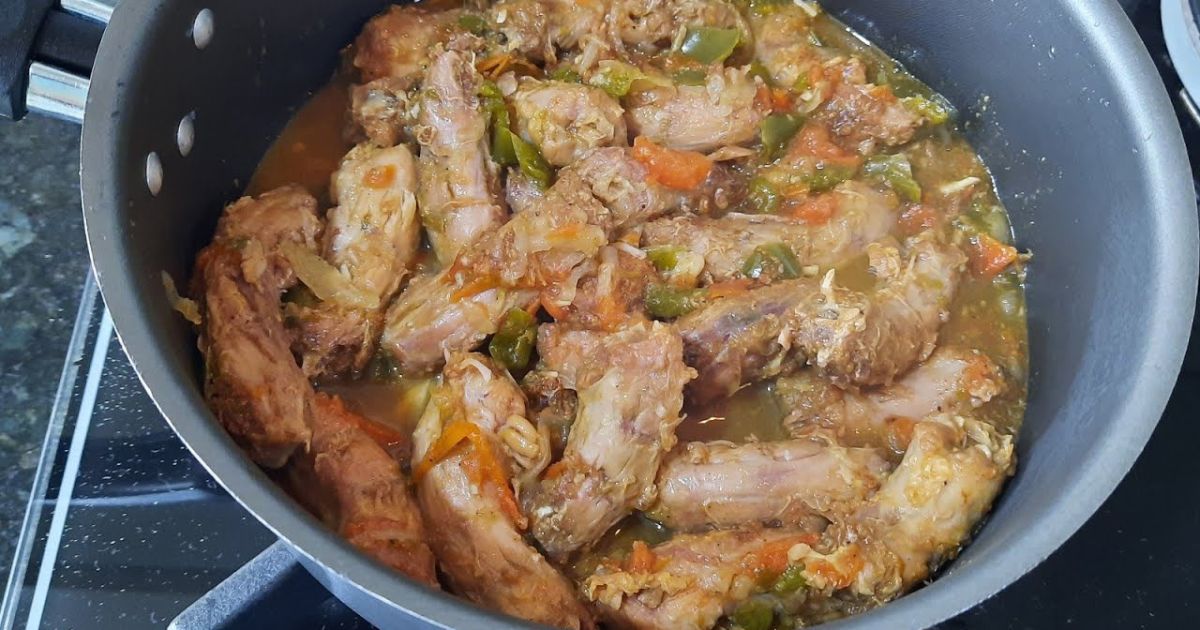 Sabor Caseiro Pescoço de Frango no Molho com Polenta e Salada