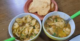 Sopa de Capeletti com Frango e Batatas: Uma Delícia Quentinha para as Noites Frias!