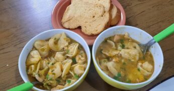 Sopa de Capeletti com Frango e Batatas: Uma Delícia Quentinha para as Noites Frias!