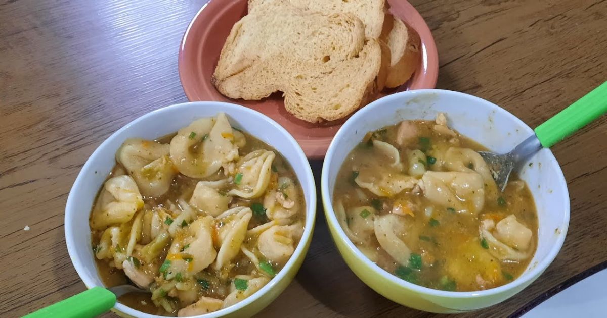 Sopa de Capeletti com Frango e Batatas Uma Delícia Quentinha para as Noites Frias!