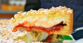 Torta de Iogurte Grego com Geleia de Morango: Receita Simples para uma Confeitaria Sofisticada em Casa