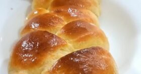 Pão de Mandioquinha Recheado com Queijo e Orégano