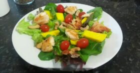 Salada Primavera com Tilápia, Manga e Castanhas