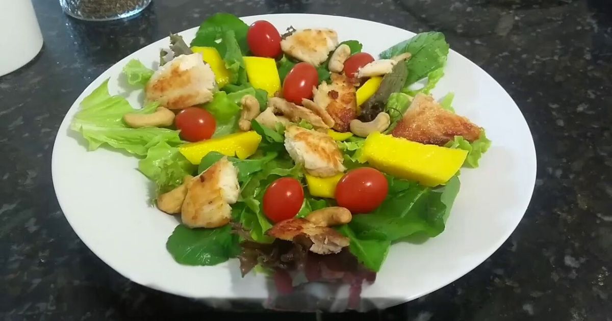 Salada Primavera com Tilápia, Manga e Castanhas