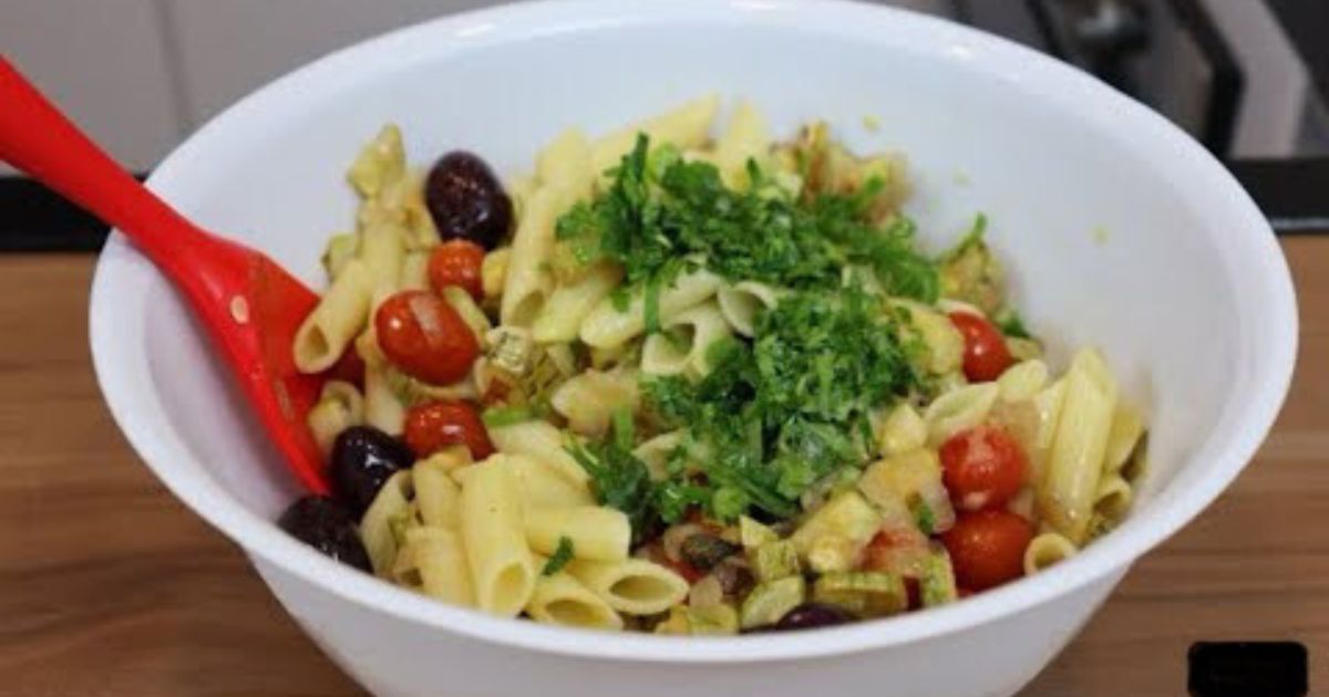 Salada de Macarrão com Abobrinha e Temperos